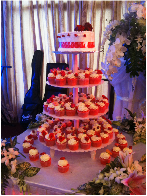 Tháp cưới hồng tỉ muội - LovingCupcakes - Công Ty TNHH Cà Phê Vila Xuân Thủy